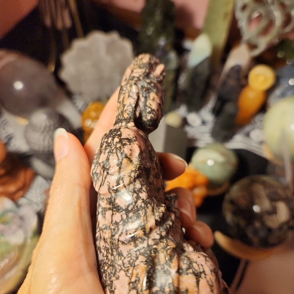 Kwan Yin carving in rhodonite - Picture 4 of 6